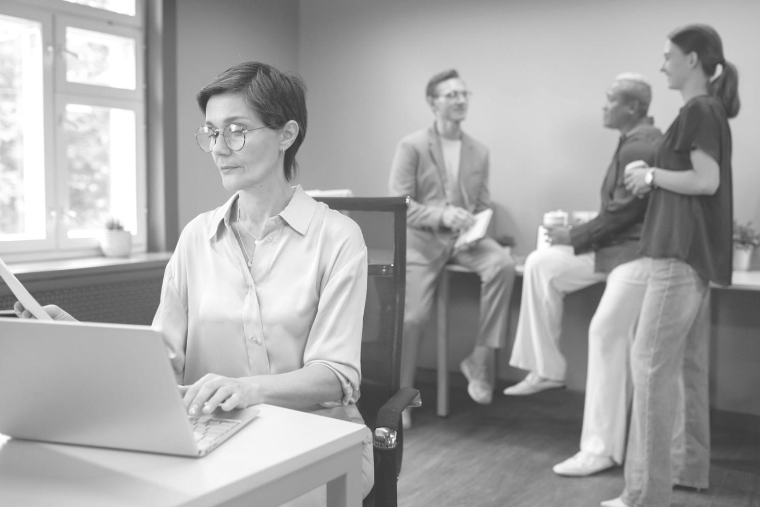 Moderní kancelář virelonthasor s otevřeným workspace a týmem finančních analytiků